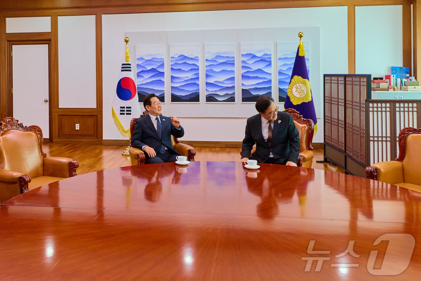 (서울=뉴스1) 이재명 기자 = 시정연설을 위해 국회를 방문한 이재명 대통령이 지난 4일 서울 여의도 국회에서 우원식 국회의장과 차담을 갖고 있다. (이재명 대통령 SNS. 재판매 …