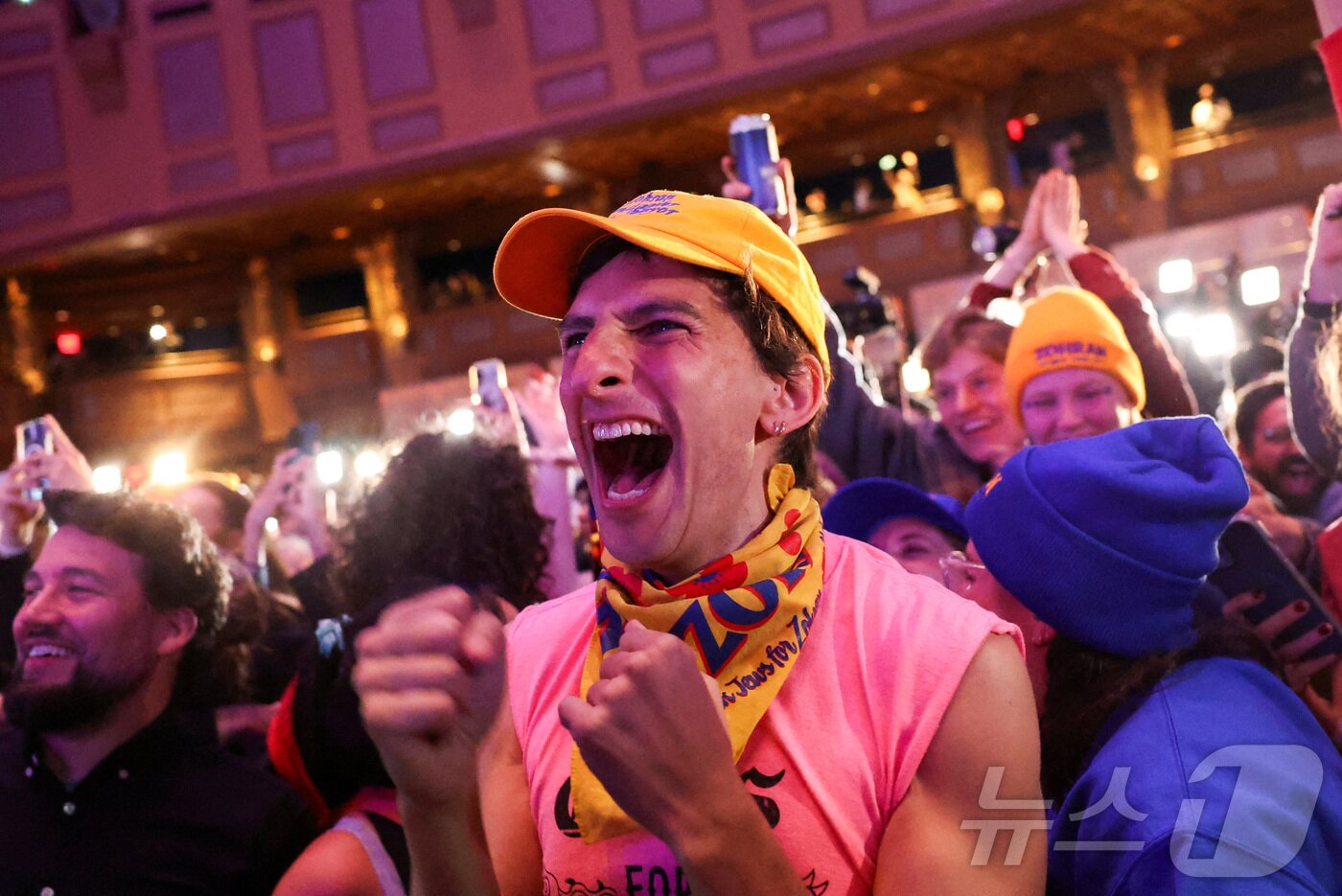 본문 이미지 - 4일&#40;현지시간&#41; 미국 뉴욕시 브루클린 자치구에서 열린 투표 파티에서 한 민주당 지지자가 조란 맘다니 뉴욕시장 민주당 후보의 당선이 초기 예측으로 발표되자 환호하고 있다. 2025.11.04. ⓒ 로이터=뉴스1 ⓒ News1 이정환 기자