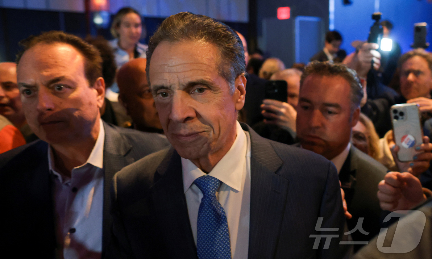 (뉴욕 로이터=뉴스1) 이정환 기자 = 2025년 뉴욕시장 선거에서 조란 맘다니 민주당 후보에게 패배한 앤드루 쿠오모 뉴욕시장 무소속 후보가 4일(현지시간) 미국 뉴욕 맨해튼 자치 …