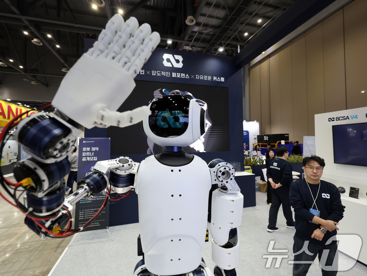 (고양=뉴스1) 황기선 기자 = 5일 경기 고양시 일산서구 킨텍스에서 열린 '2025 로보월드'에서 휴머노이드 로봇이 시연을 하고 있다.  '대한민국 첨단기술 대전(RAD KORE …