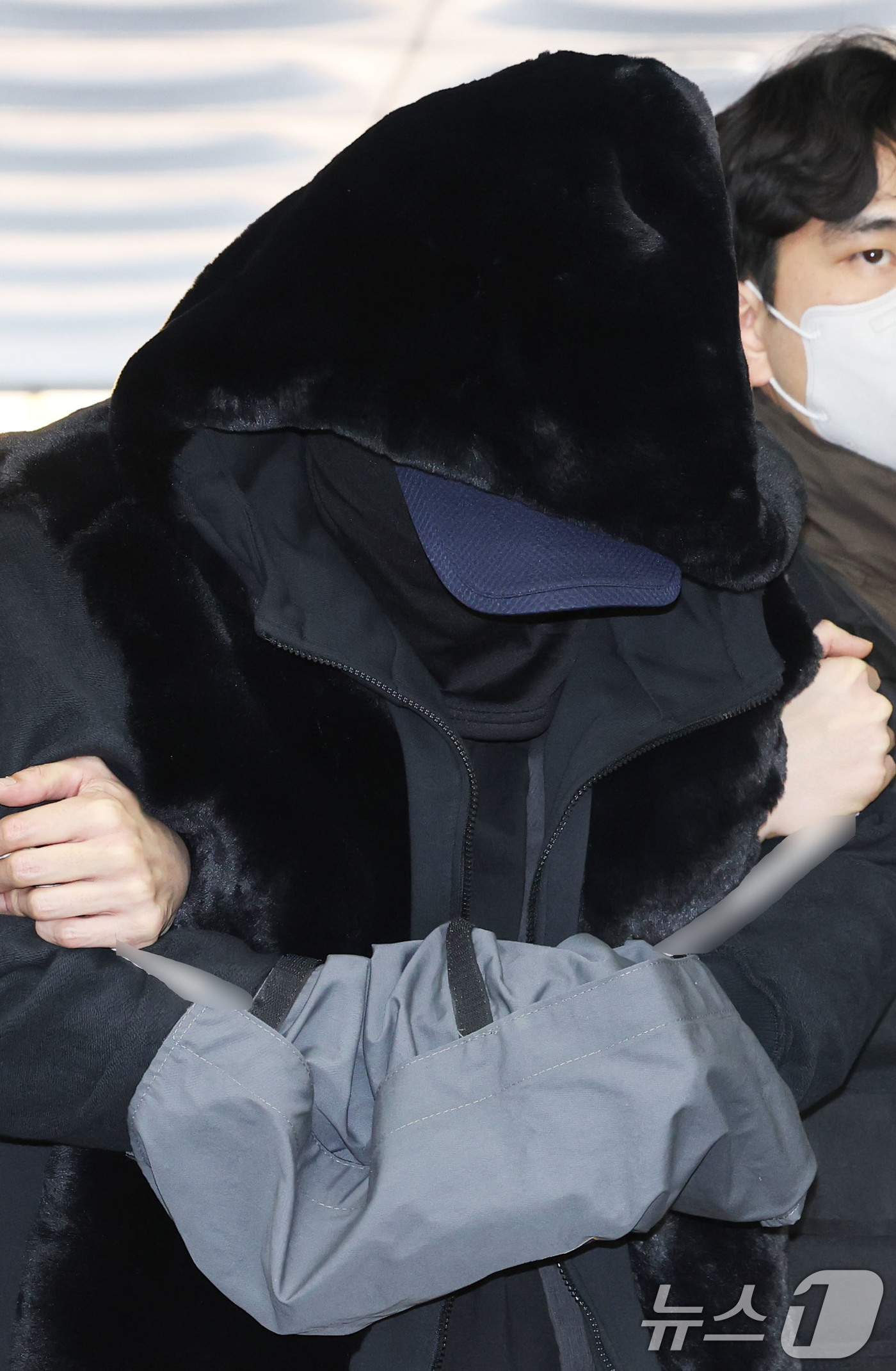 (서울=뉴스1) 이광호 기자 = 도로교통법상 음주운전과 특정범죄가중처벌법상 위험운전치사상 혐의를 받는 서 모씨가 5일 서울 서초구 서울중앙지방법원에서 열린 구속 전 피의자 심문에 …