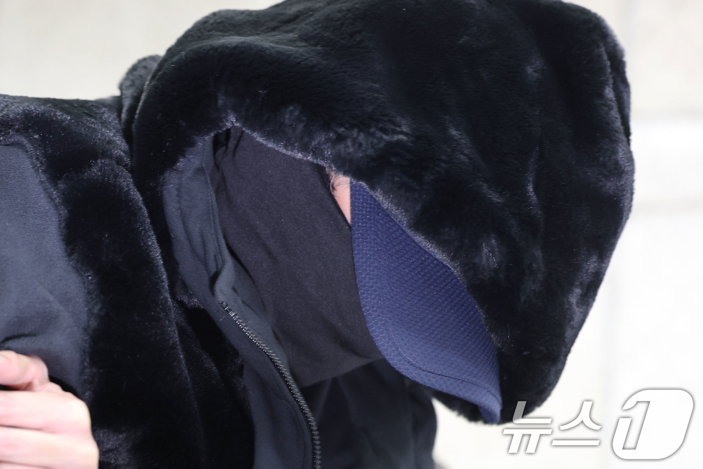 (서울=뉴스1) 이광호 기자 = 도로교통법상 음주운전과 특정범죄가중처벌법상 위험운전치사상 혐의를 받는 서 모씨가 5일 서울 서초구 서울중앙지방법원에서 열린 구속 전 피의자 심문에 …