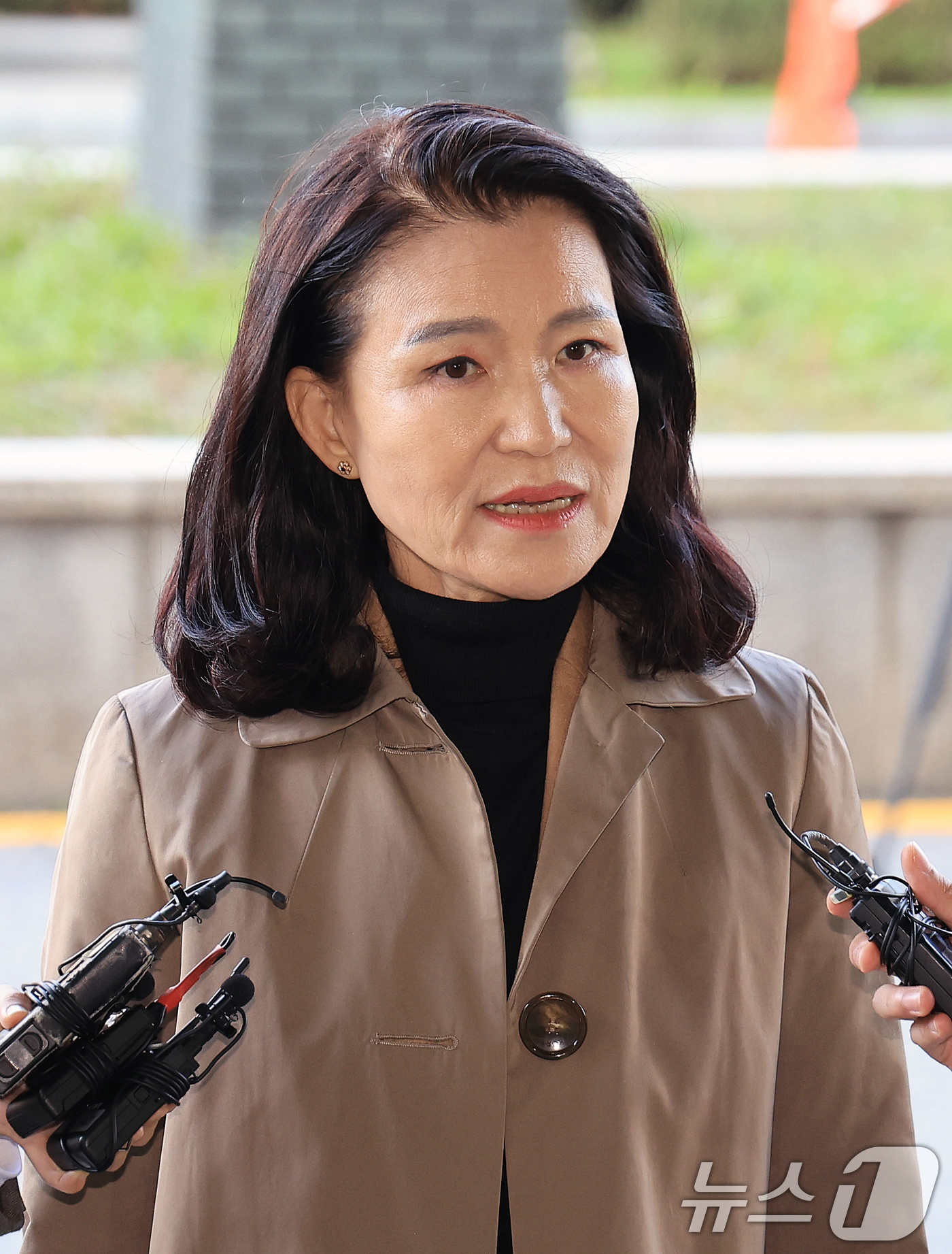 (서울=뉴스1) 이호윤 기자 = 이진숙 전 방송통신위원장이 5일 서울 양천구 서울남부지방검찰청에서 영등포경찰서장과 전직 수사과장 등을 직권남용 혐의로 고발하기 전 취재진 앞에서 입 …