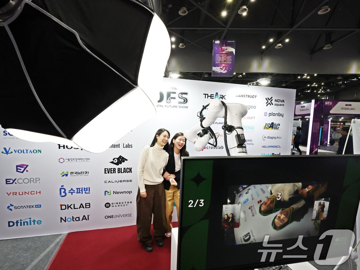 본문 이미지 - 경기 고양시 일산서구 킨텍스에서 5일 열린 '2025 디지털퓨처쇼'에서 관람객이 AI 로봇 카메라 '포스트미'를 체험하고 있다. '/뉴스1 ⓒ News1 황기선 기자