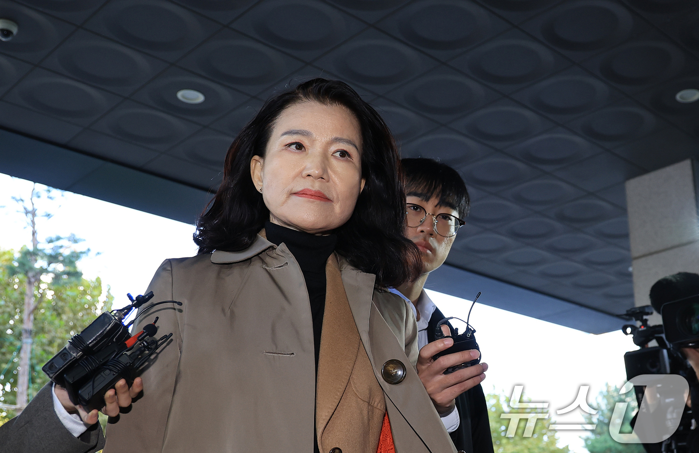 (서울=뉴스1) 이호윤 기자 = 이진숙 전 방송통신위원장이 5일 서울 양천구 서울남부지방검찰청에서 영등포경찰서장과 전직 수사과장 등을 직권남용 혐의로 고발하기 위해 이동하고 있다. …