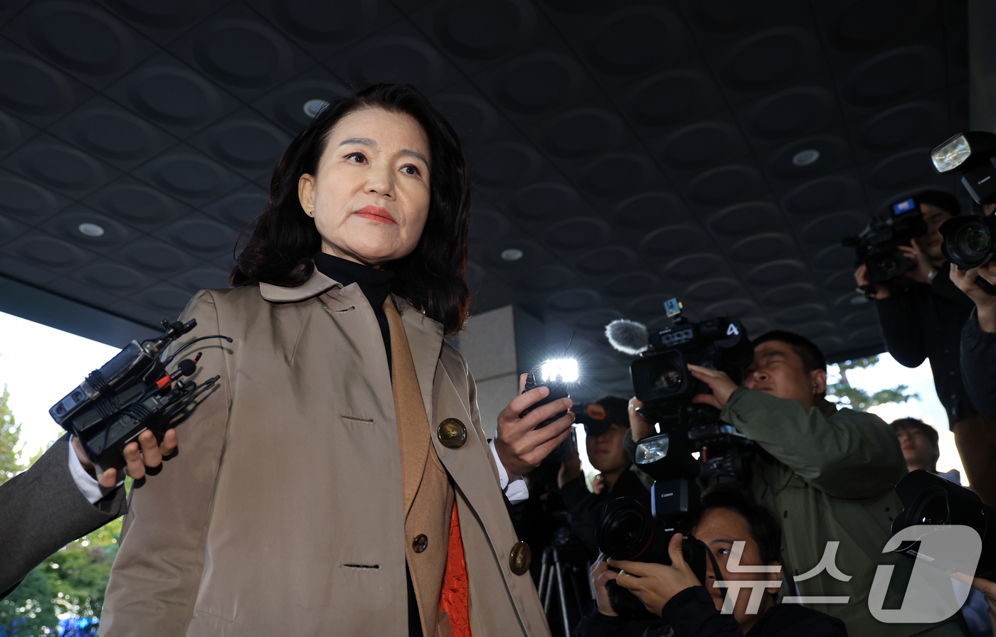 (서울=뉴스1) 이호윤 기자 = 이진숙 전 방송통신위원장이 5일 서울 양천구 서울남부지방검찰청에서 영등포경찰서장과 전직 수사과장 등을 직권남용 혐의로 고발하기 위해 이동하고 있다. …