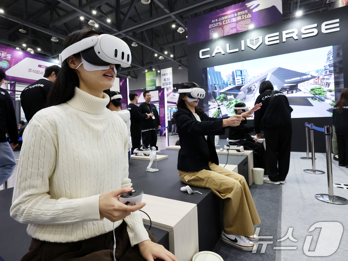 (고양=뉴스1) 황기선 기자 = 5일 경기 고양시 일산서구 킨텍스에서 열린 '2025 디지털퓨처쇼'에서 관람객이 ‘롯데 칼리버스’의 VR 공연 체험을 하고 있다. '대한민국 첨단기 …