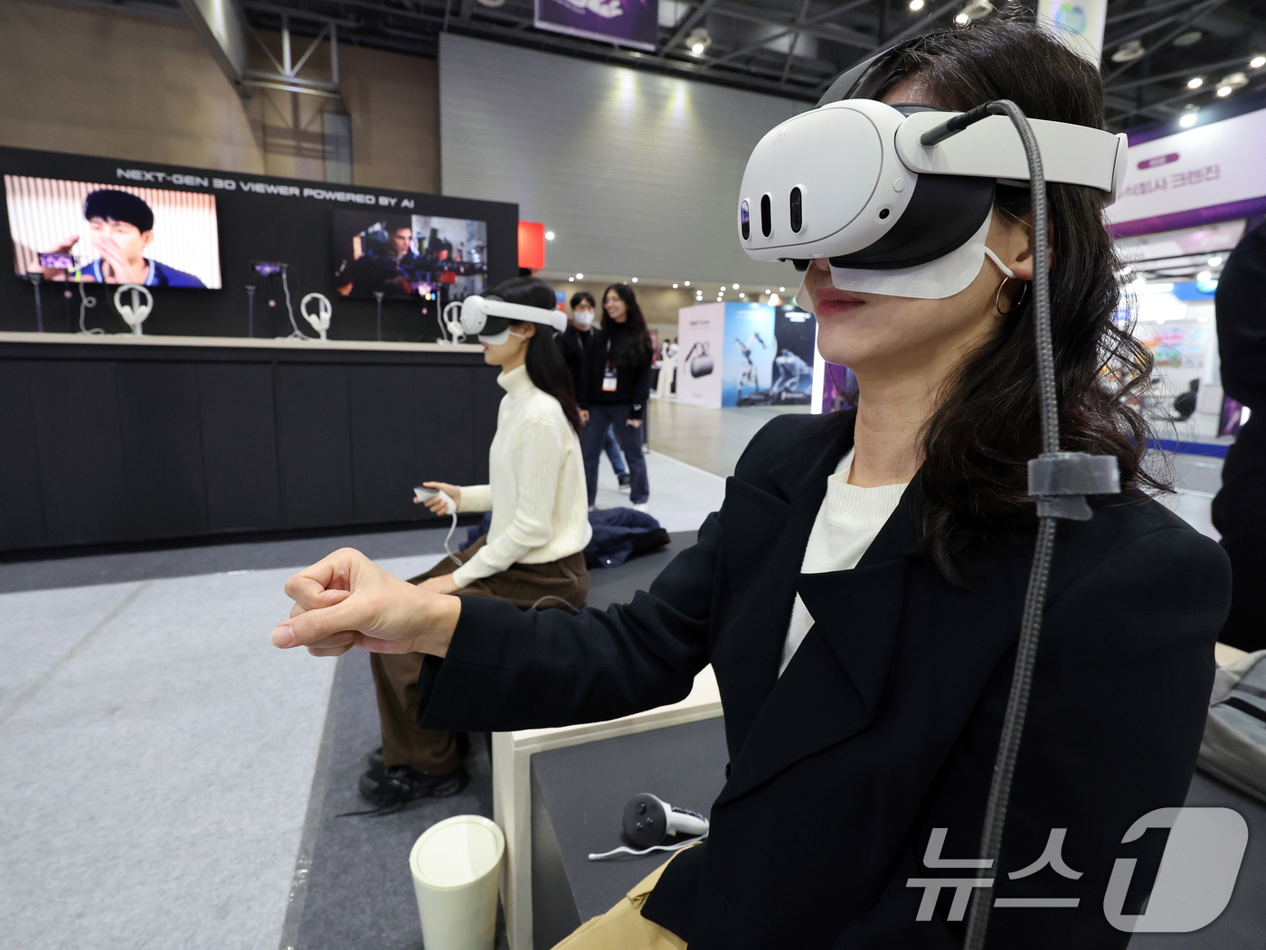 (고양=뉴스1) 황기선 기자 = 5일 경기 고양시 일산서구 킨텍스에서 열린 '2025 디지털퓨처쇼'에서 관람객이 ‘롯데 칼리버스’의 VR 공연 체험을 하고 있다. '대한민국 첨단기 …