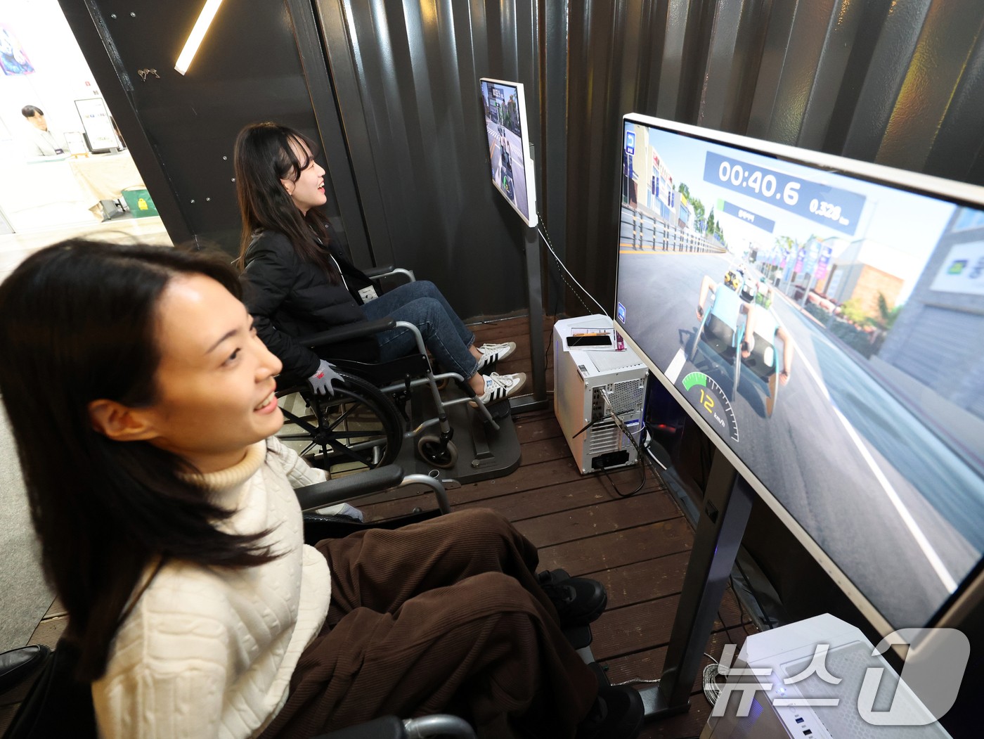 (고양=뉴스1) 황기선 기자 = 5일 경기 고양시 일산서구 킨텍스에서 열린 '2025 디지털퓨처쇼'에서 관람객들이 한국AI실감메타버스콘텐츠협회가 운영하는 ‘휠체어 레이스’를 체험하 …