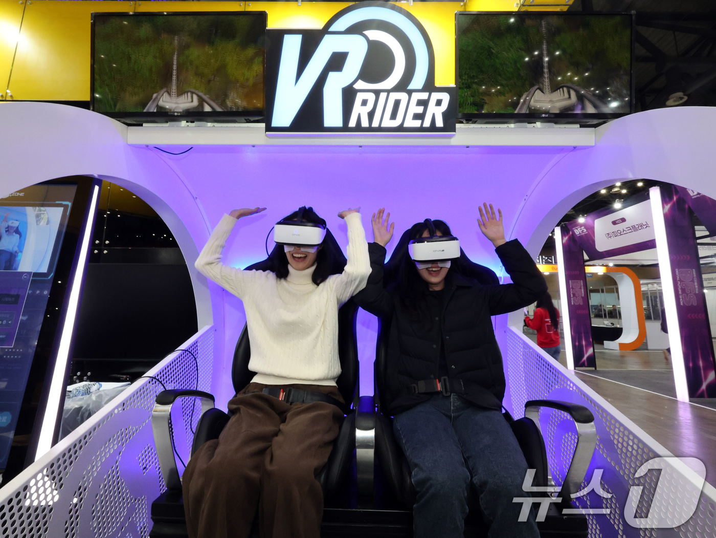 (고양=뉴스1) 황기선 기자 = 5일 경기 고양시 일산서구 킨텍스에서 열린 '2025 디지털퓨처쇼'에서 관람객들이 ‘디아크컴퍼니’의 VR 콘텐츠를 체험하고 있다. '대한민국 첨단기 …