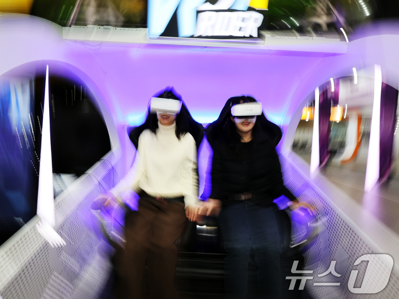 (고양=뉴스1) 황기선 기자 = 5일 경기 고양시 일산서구 킨텍스에서 열린 '2025 디지털퓨처쇼'에서 관람객들이 ‘디아크컴퍼니’의 VR 콘텐츠를 체험하고 있다. '대한민국 첨단기 …