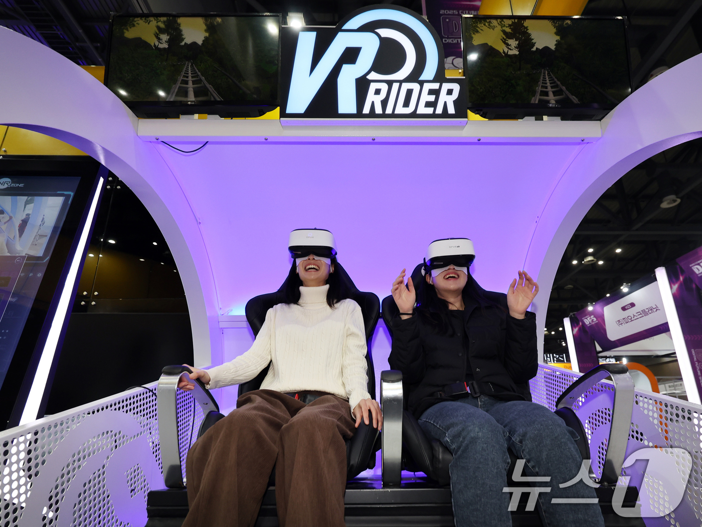 (고양=뉴스1) 황기선 기자 = 5일 경기 고양시 일산서구 킨텍스에서 열린 '2025 디지털퓨처쇼'에서 관람객들이 ‘디아크컴퍼니’의 VR 콘텐츠를 체험하고 있다. '대한민국 첨단기 …