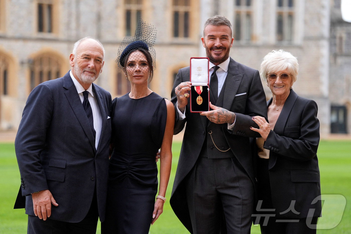 (윈저 로이터=뉴스1) 이창규 기자 = 데이비드 베컴이 4일(현지시간) 영국 윈저성에서 찰스 3세 국왕으로부터 기사 작위를 받았다. 2025.11.4./뉴스1ⓒ 로이터=뉴스1