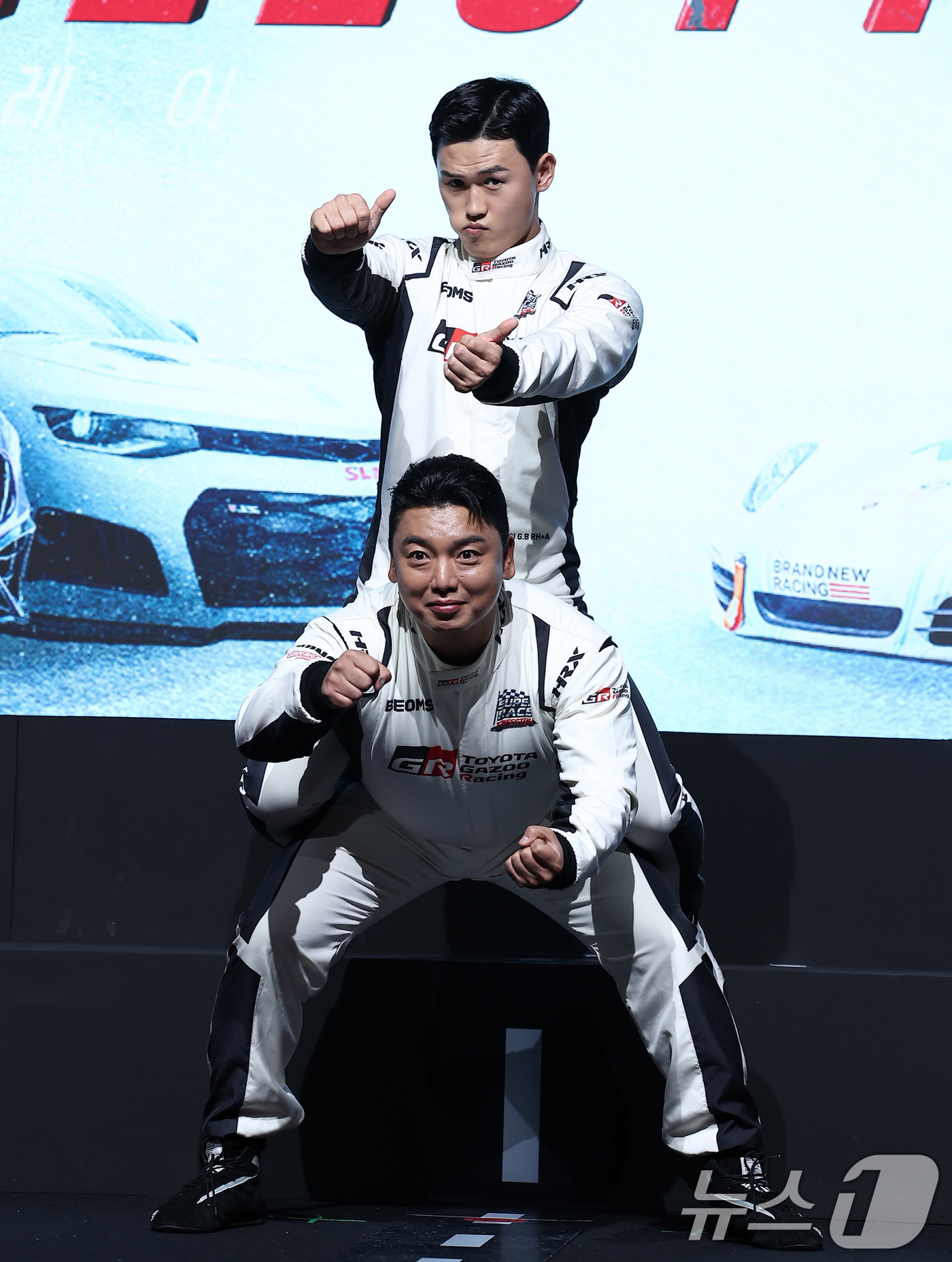 (서울=뉴스1) 김성진 기자 = 개그맨 곽범과 최광빈 선수가 5일 서울 중구 웨스틴조선호텔에서 열린 티빙 오리지널 '슈퍼레이스 프리스타일' 제작발표회에서 포즈를 취하고 있다.'슈퍼 …