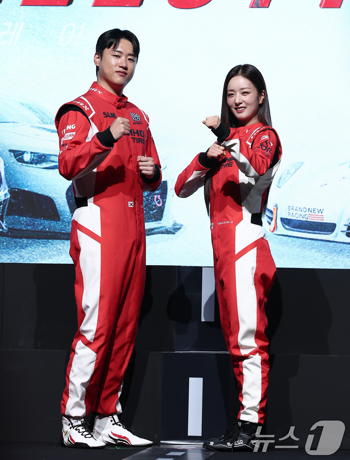 (서울=뉴스1) 김성진 기자 = 이창욱 선수와 가수 에이핑크 윤보미가 5일 서울 중구 웨스틴조선호텔에서 열린 티빙 오리지널 '슈퍼레이스 프리스타일' 제작발표회에서 포즈를 취하고 있 …