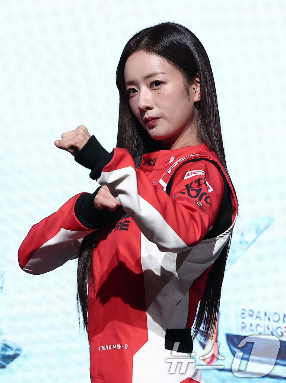 (서울=뉴스1) 김성진 기자 = 가수 에이핑크 윤보미가 5일 서울 중구 웨스틴조선호텔에서 열린 티빙 오리지널 '슈퍼레이스 프리스타일' 제작발표회에서 포즈를 취하고 있다.'슈퍼레이스 …