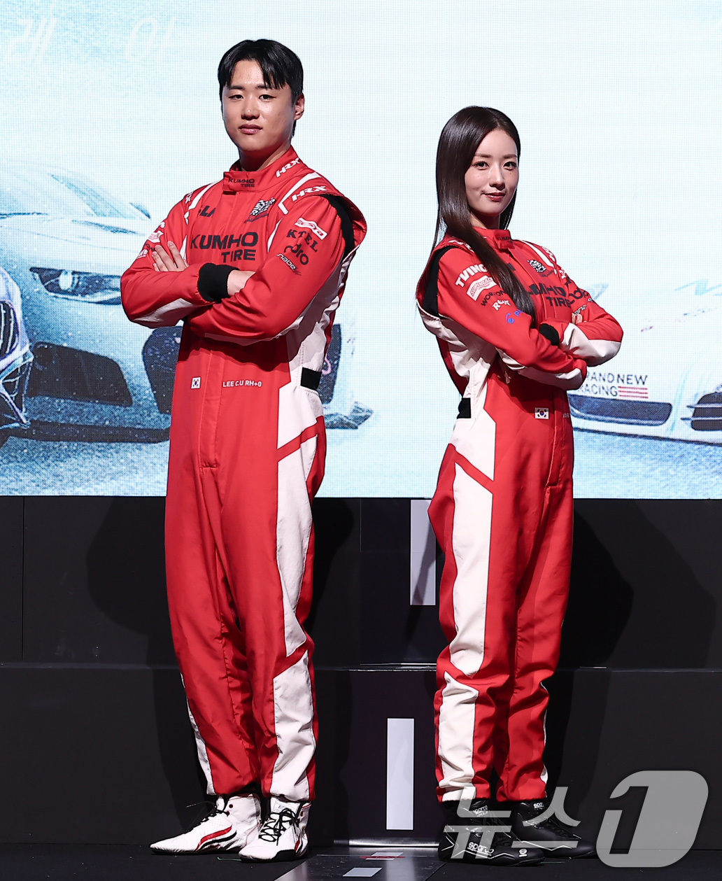 (서울=뉴스1) 김성진 기자 = 이창욱 선수와 가수 에이핑크 윤보미가 5일 서울 중구 웨스틴조선호텔에서 열린 티빙 오리지널 '슈퍼레이스 프리스타일' 제작발표회에서 포즈를 취하고 있 …