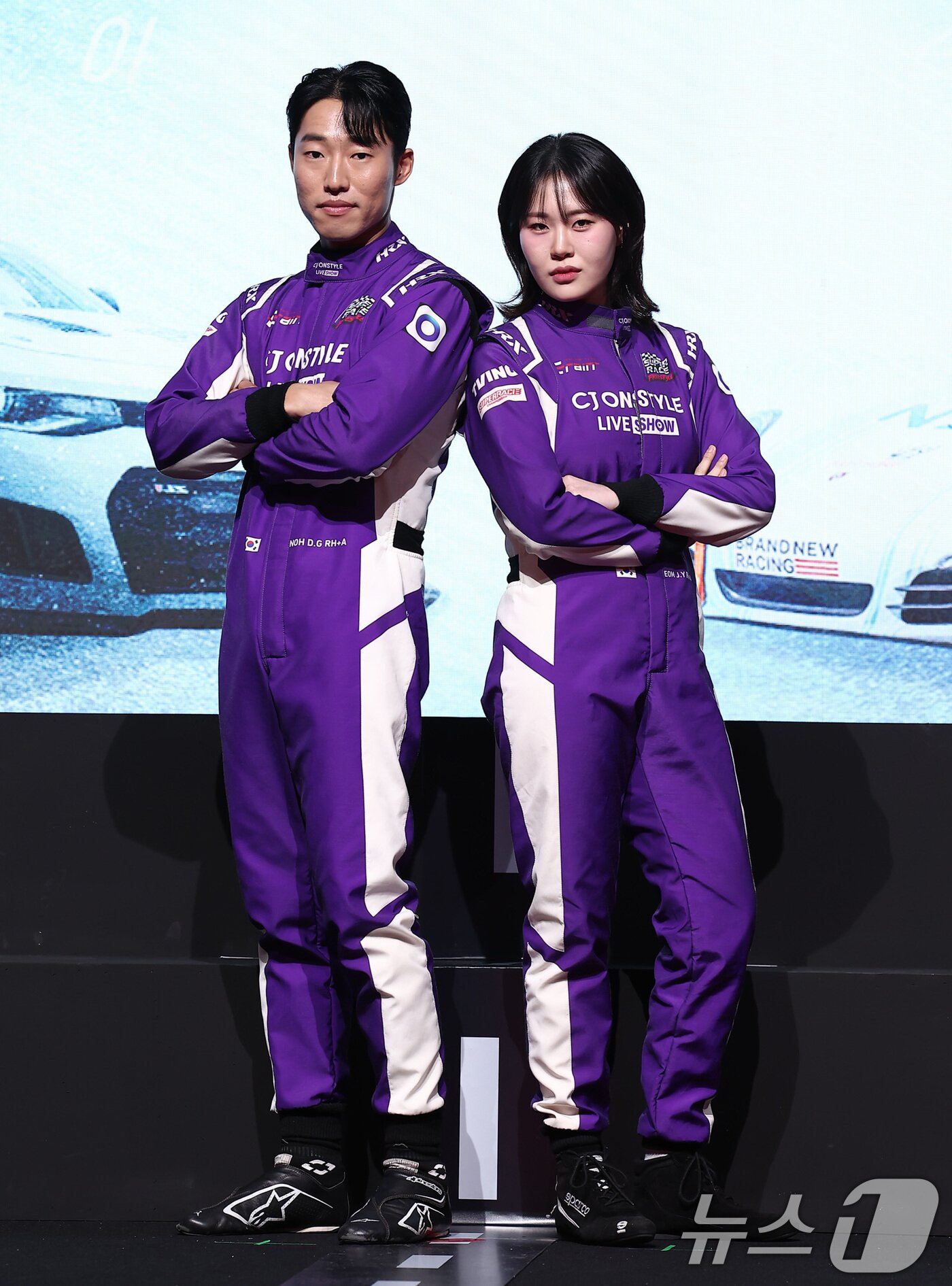본문 이미지 - 노동기 선수와 개그우먼 엄지윤이 5일 서울 중구 웨스틴조선호텔에서 열린 티빙 오리지널 &#39;슈퍼레이스 프리스타일&#39; 제작발표회에서 포즈를 취하고 있다. &#39;슈퍼레이스 프리스타일&#39;은 대한민국 레이싱 탑 10팀이 펼치는 국내 최초 ‘프리스타일 튜닝 레이스’ 대결을 담은 카레이싱 예능이다. 2025.11.5/뉴스1 ⓒ News1 김성진 기자
