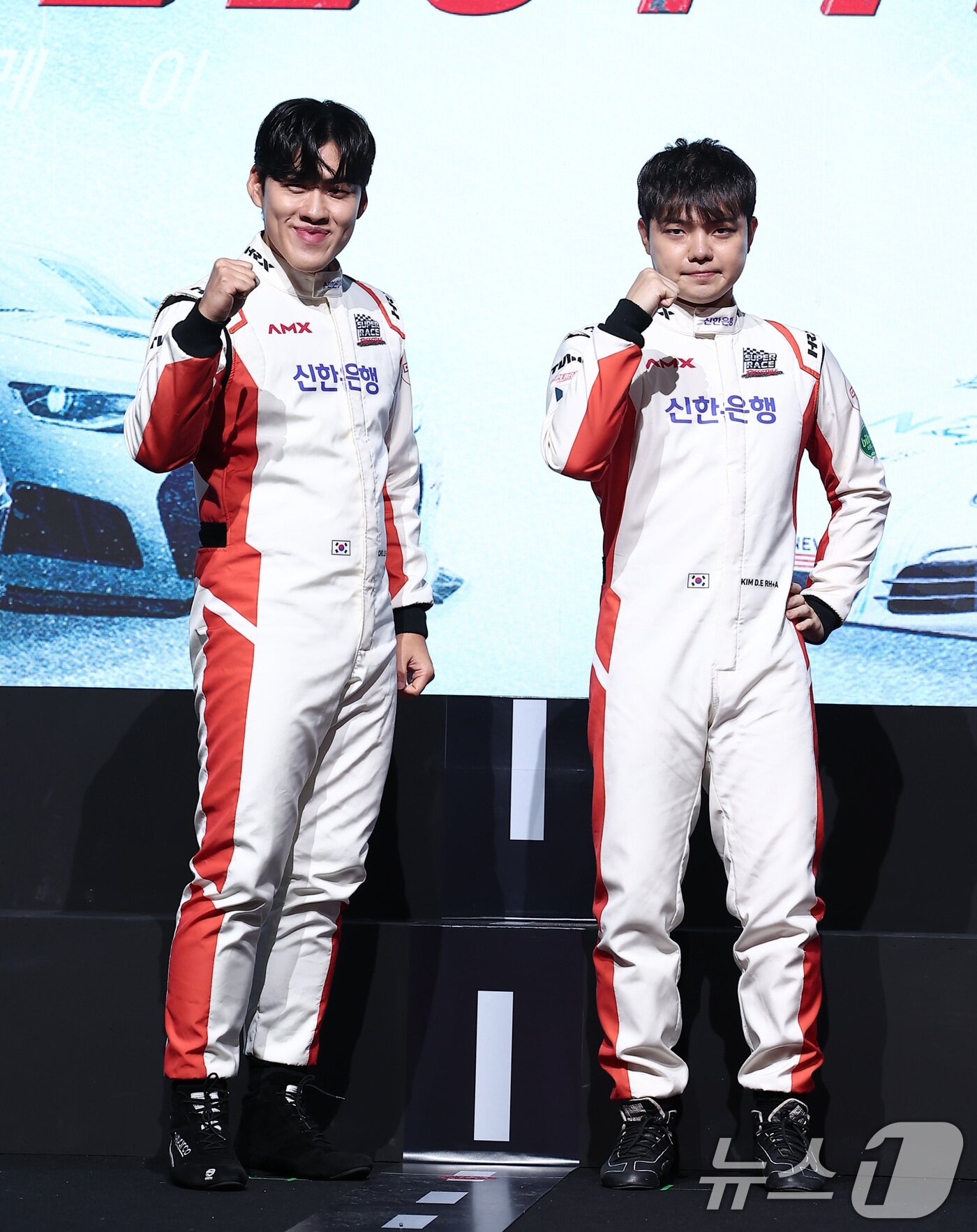 본문 이미지 - 개그맨 조진세와 김동은 선수가 5일 서울 중구 웨스틴조선호텔에서 열린 티빙 오리지널 &#39;슈퍼레이스 프리스타일&#39; 제작발표회에서 포즈를 취하고 있다. &#39;슈퍼레이스 프리스타일&#39;은 대한민국 레이싱 탑 10팀이 펼치는 국내 최초 ‘프리스타일 튜닝 레이스’ 대결을 담은 카레이싱 예능이다. 2025.11.5/뉴스1 ⓒ News1 김성진 기자