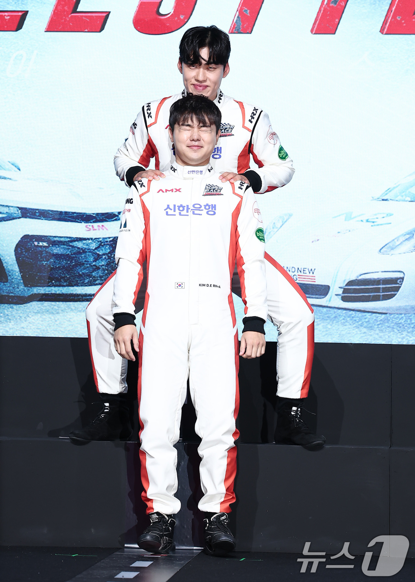 (서울=뉴스1) 김성진 기자 = 개그맨 조진세와 김동은 선수가 5일 서울 중구 웨스틴조선호텔에서 열린 티빙 오리지널 '슈퍼레이스 프리스타일' 제작발표회에서 포즈를 취하고 있다.'슈 …