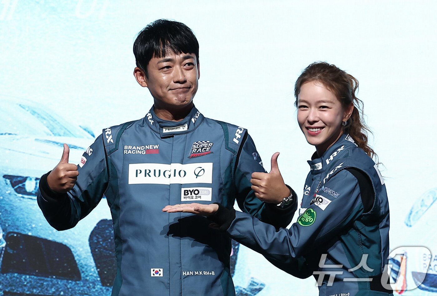 본문 이미지 - 한민관 선수와 배우 경수진이 5일 서울 중구 웨스틴조선호텔에서 열린 티빙 오리지널 &#39;슈퍼레이스 프리스타일&#39; 제작발표회에서 포즈를 취하고 있다. &#39;슈퍼레이스 프리스타일&#39;은 대한민국 레이싱 탑 10팀이 펼치는 국내 최초 ‘프리스타일 튜닝 레이스’ 대결을 담은 카레이싱 예능이다. 2025.11.5/뉴스1 ⓒ News1 김성진 기자