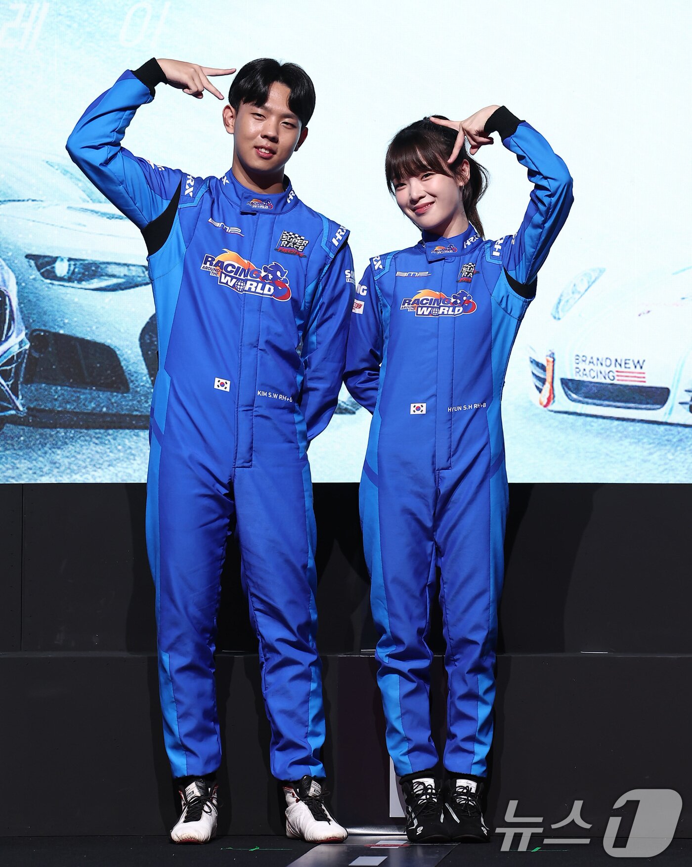 본문 이미지 - 김시우 선수와 가수 오마이걸 승희가 5일 서울 중구 웨스틴조선호텔에서 열린 티빙 오리지널 &#39;슈퍼레이스 프리스타일&#39; 제작발표회에서 포즈를 취하고 있다. &#39;슈퍼레이스 프리스타일&#39;은 대한민국 레이싱 탑 10팀이 펼치는 국내 최초 ‘프리스타일 튜닝 레이스’ 대결을 담은 카레이싱 예능이다. 2025.11.5/뉴스1 ⓒ News1 김성진 기자