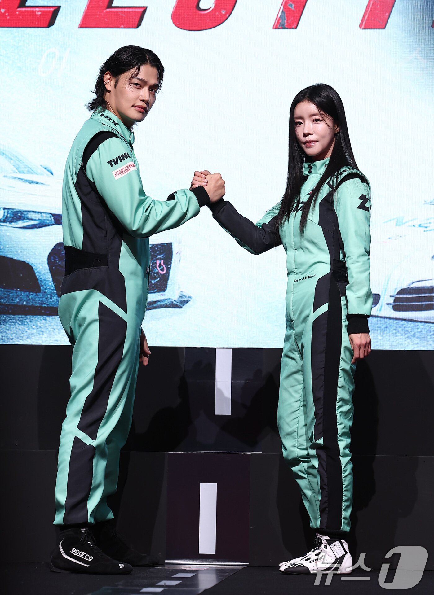 본문 이미지 - 방송인 정혁과 박시현 선수가 5일 서울 중구 웨스틴조선호텔에서 열린 티빙 오리지널 &#39;슈퍼레이스 프리스타일&#39; 제작발표회에서 포즈를 취하고 있다. &#39;슈퍼레이스 프리스타일&#39;은 대한민국 레이싱 탑 10팀이 펼치는 국내 최초 ‘프리스타일 튜닝 레이스’ 대결을 담은 카레이싱 예능이다. 2025.11.5/뉴스1 ⓒ News1 김성진 기자