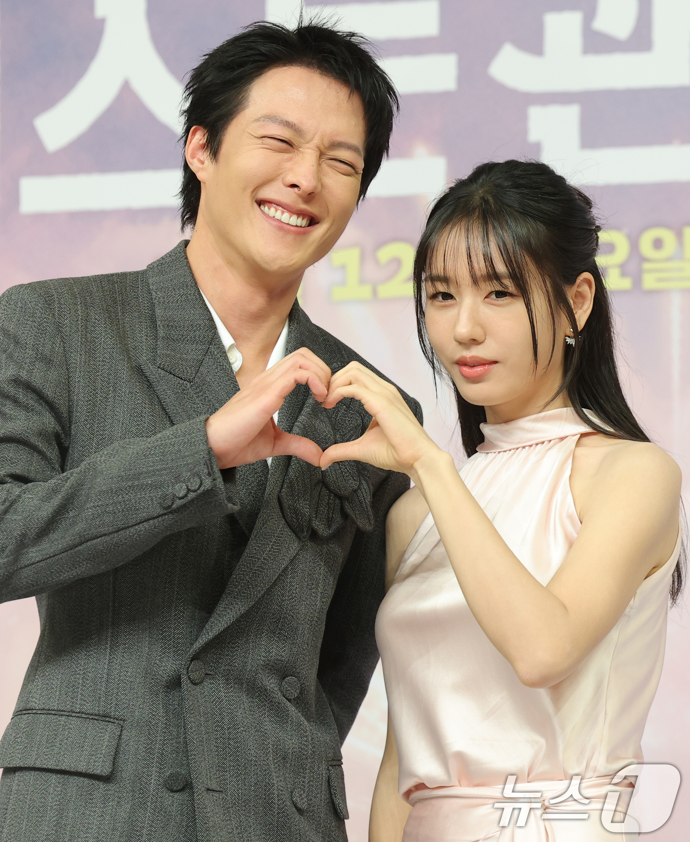 (서울=뉴스1) 권현진 기자 = 배우 장기용과 안은진(오른쪽)이 5일 서울 양천구 SBS 방송센터에서 열린 SBS 새 수목드라마 ‘키스는 괜히 해서!’(극본 하윤아, 태경민/연출 …
