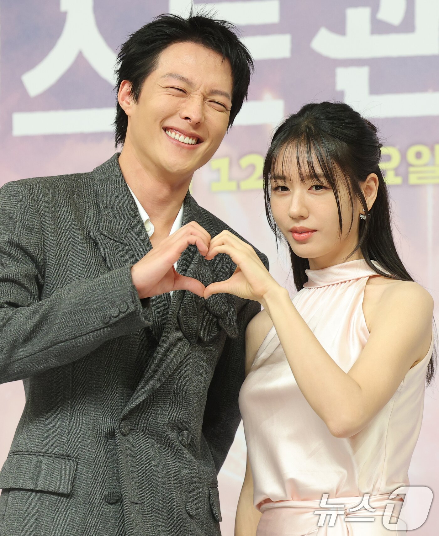 본문 이미지 - 배우 장기용과 안은진&#40;오른쪽&#41;이 5일 서울 양천구 SBS 방송센터에서 열린 SBS 새 수목드라마 ‘키스는 괜히 해서!’&#40;극본 하윤아, 태경민/연출 김재현&#41; 제작발표회에 참석해 포즈를 취하고 있다. ‘키스는 괜히 해서’는 생계를 위해 애엄마로 위장취업한 싱글녀 고다림&#40;안은진 분&#41;과 그녀를 사랑하게 된 팀장님 공지혁&#40;장기용 분&#41;의 쌍방 속앓이 로맨스를 그린 작품이다. 2025.11.5/뉴스1 ⓒ News1 권현진 기자