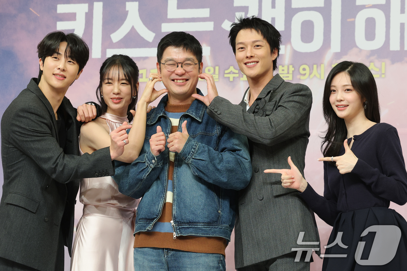 (서울=뉴스1) 권현진 기자 = 배우 김무준(왼쪽부터)과 안은진, 김재현 감독, 장기용, 우다비가 5일 서울 양천구 SBS 방송센터에서 열린 SBS 새 수목드라마 ‘키스는 괜히 해 …