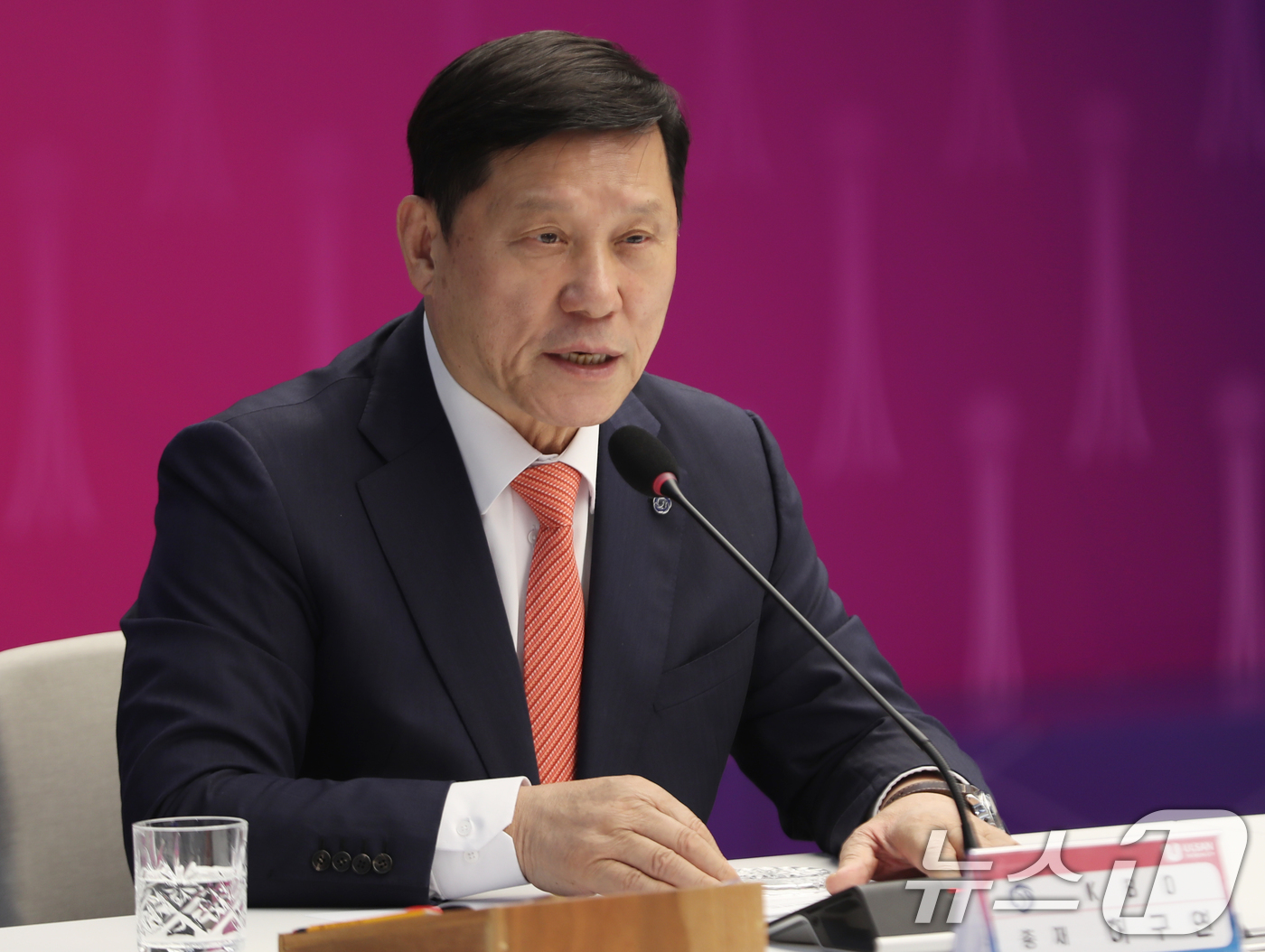 (울산=뉴스1) 조민주 기자 = 허구연 KBO 총재가 5일 울산시청 2층 대회의실에서 열린 KBO 퓨처스리그 울산 프로야구단 창단 MOU 협약식에 참석해 인사말을 하고 있다. 20 …