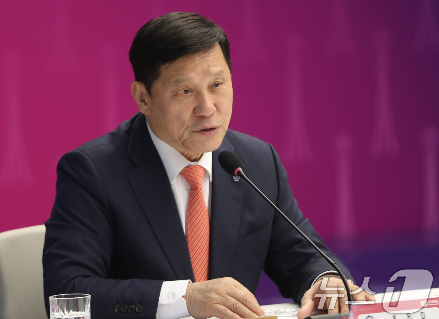 본문 이미지 - 허구연 KBO 총재가 5일 울산시청 2층 대회의실에서 열린 KBO 퓨처스리그 울산 프로야구단 창단 MOU 협약식에 참석해 인사말을 하고 있다. 2025.11.5/뉴스1 ⓒ News1 조민주 기자