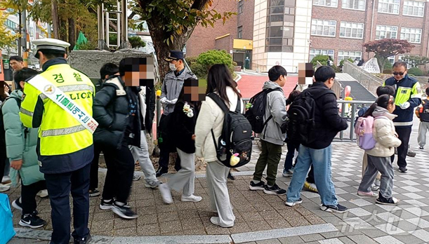 (대전=뉴스1) 이동원 기자 = 대전둔산경찰서(서장 강부희)는 5일 오전 서구 탄방동 탄방초교 앞에서 학교장, 둔산서 녹색어머니회, 모범운전자 둔산지회 회원 등 약 30여명이 참여 …