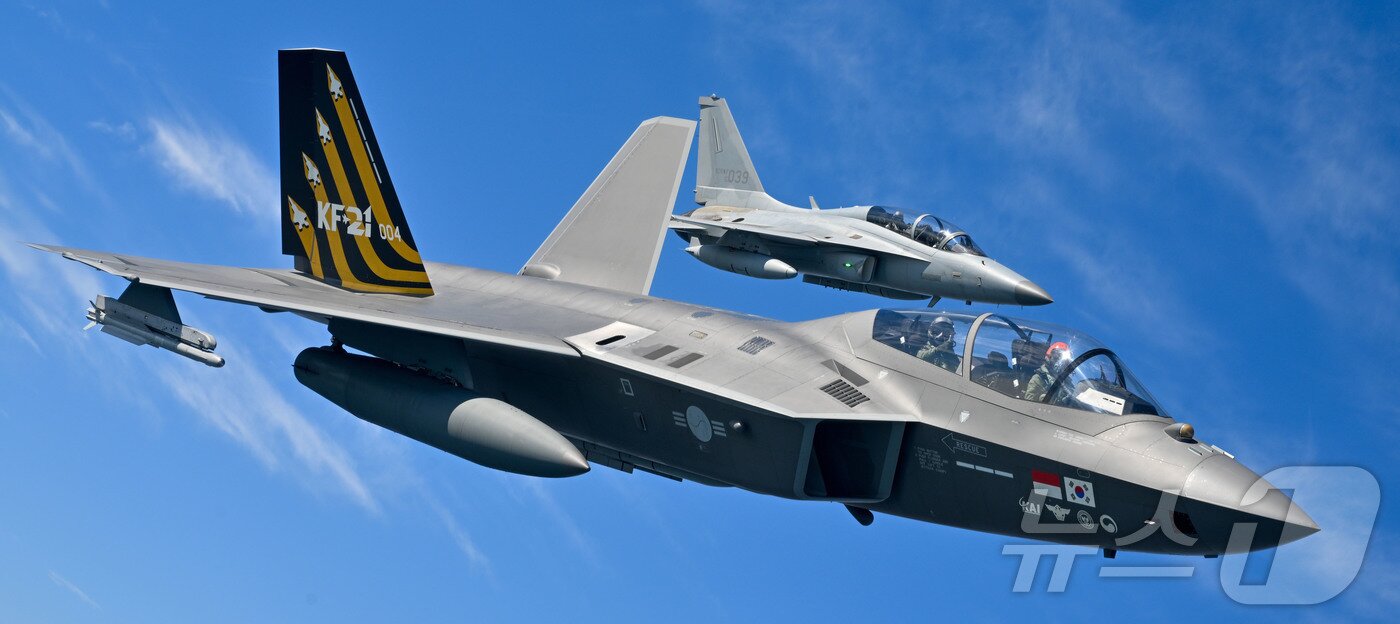 본문 이미지 - 손석락 공군참모총장이 5일 사천기지에서 취임 후 첫 지휘비행으로 KF-21 전투기에 탑승해 엄지를 들어보이고 있다. &#40;공군 제공. 재판매 및 DB금지&#41; 2025.11.5/뉴스1