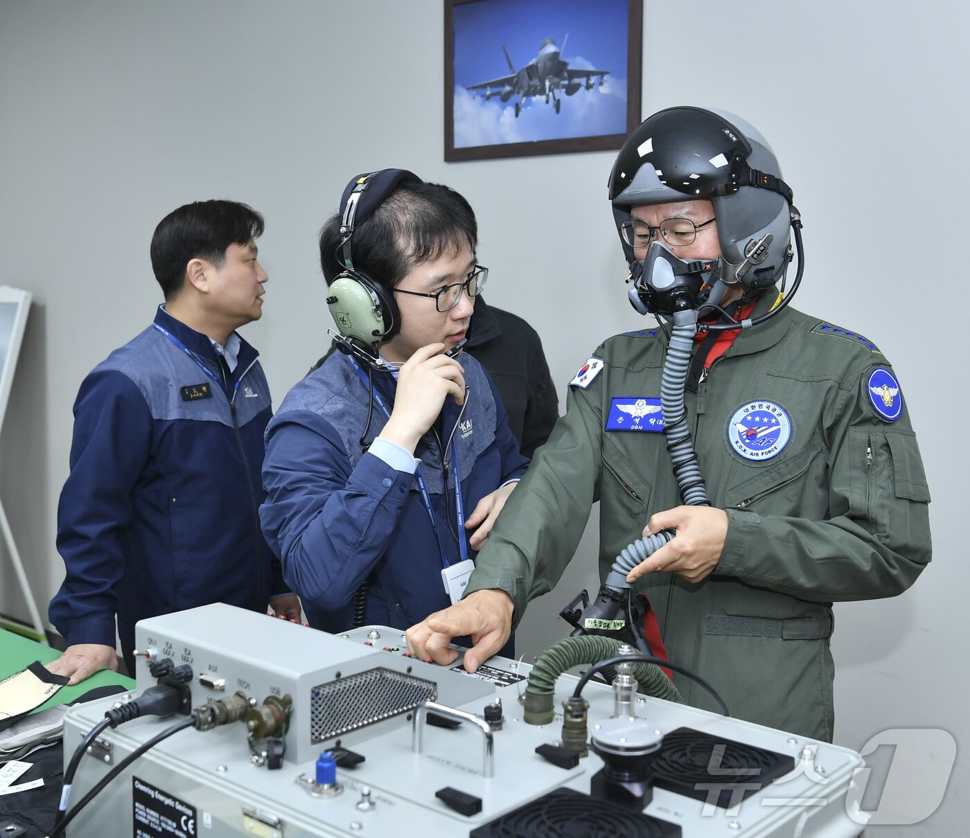 본문 이미지 - 손석락 공군참모총장이 5일 사천기지에서 취임 후 첫 지휘비행으로 KF-21 전투기 시험비행에 앞서 산소마스크 기능 점검을 하고 있다. &#40;공군 제공. 재판매 및 DB금지&#41; 2025.11.5/뉴스1