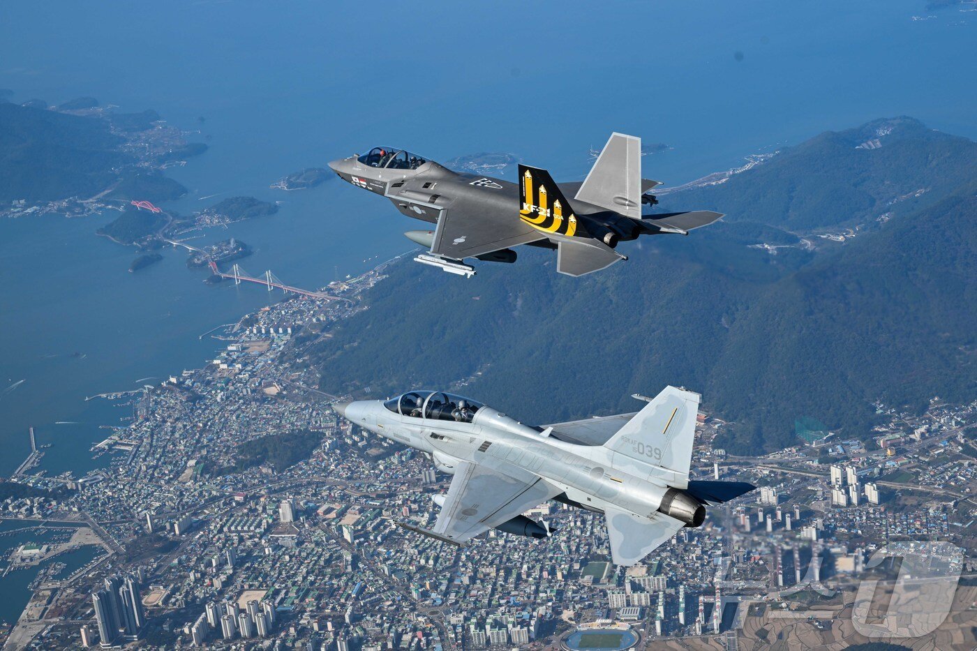 본문 이미지 - 손석락 공군참모총장이 5일 사천기지에서 취임 후 첫 지휘비행으로 KF-21 전투기에 탑승해 시험비행을 하고 있다. &#40;공군 제공. 재판매 및 DB금지&#41; 2025.11.5/뉴스1