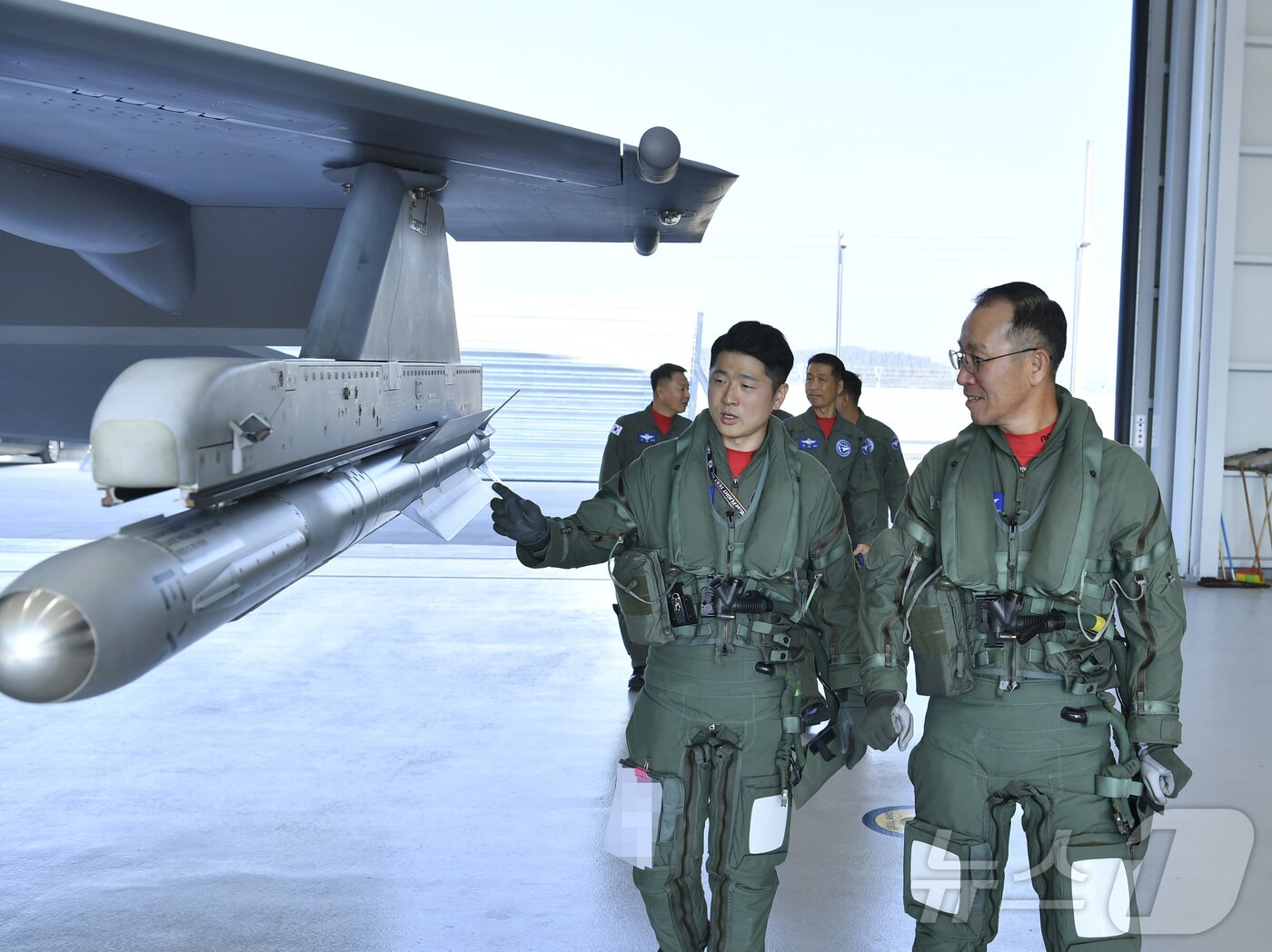 본문 이미지 - 손석락 공군참모총장이 5일 사천기지에서 취임 후 첫 지휘비행으로 KF-21 전투기 시험비행에 앞서 기체를 점검하고 있다 &#40;공군 제공. 재판매 및 DB금지&#41; 2025.11.5/뉴스1