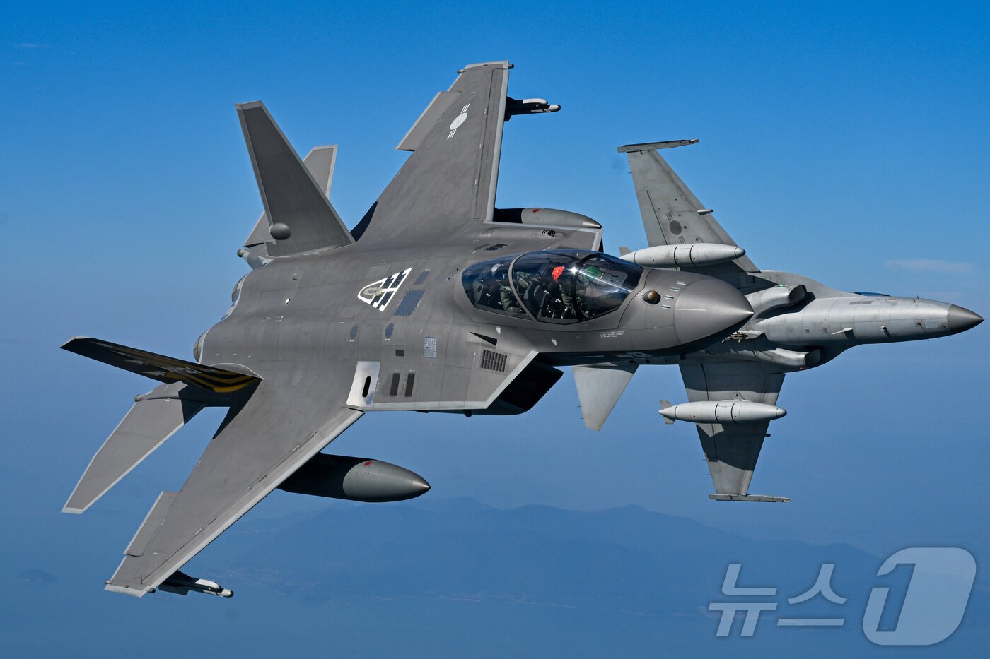 본문 이미지 - 손석락 공군참모총장이 5일 사천기지에서 취임 후 첫 지휘비행으로 KF-21 전투기에 탑승해 시험비행을 하고 있다. &#40;공군 제공. 재판매 및 DB금지&#41; 2025.11.5/뉴스1