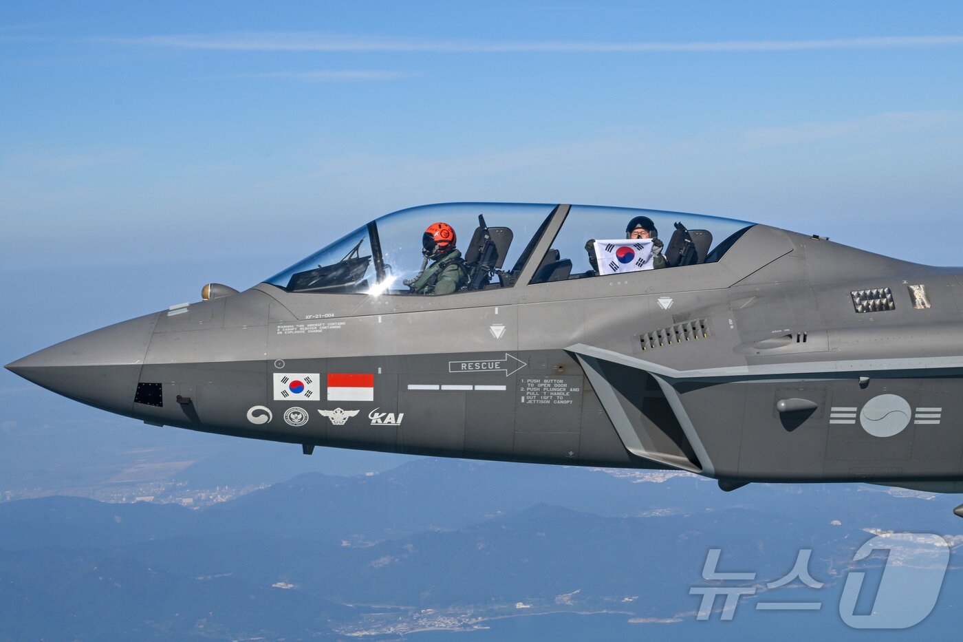 본문 이미지 - 손석락 공군참모총장이 5일 사천기지에서 취임 후 첫 지휘비행으로 KF-21 전투기에 탑승해 태극기를 펼쳐보이고 있다. &#40;공군 제공. 재판매 및 DB금지&#41; 2025.11.5/뉴스1