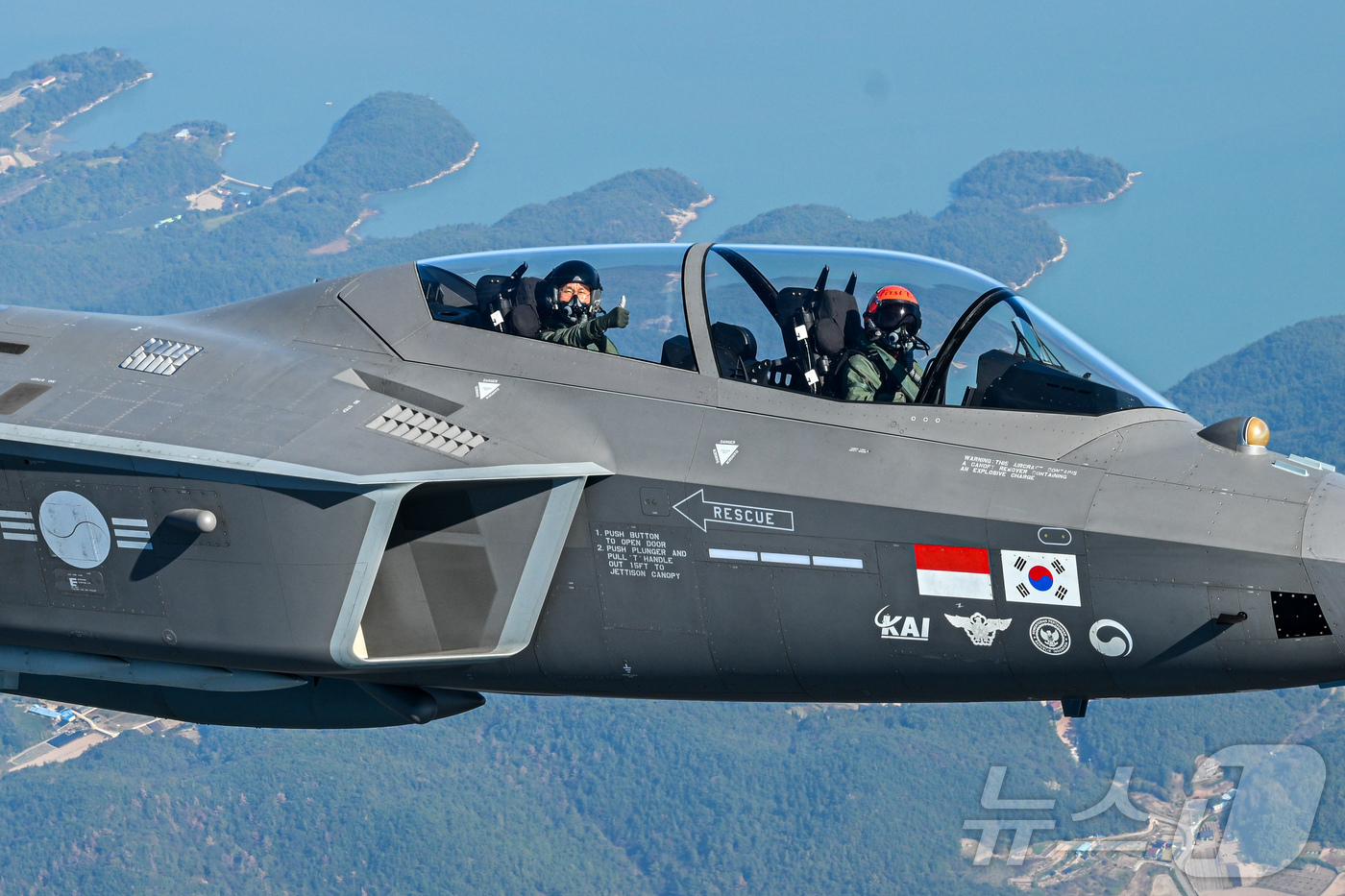 (서울=뉴스1) = 손석락 공군참모총장이 5일 사천기지에서 취임 후 첫 지휘비행으로 KF-21 전투기에 탑승해 엄지를 들어보이고 있다. (공군 제공. 재판매 및 DB금지)  202 …