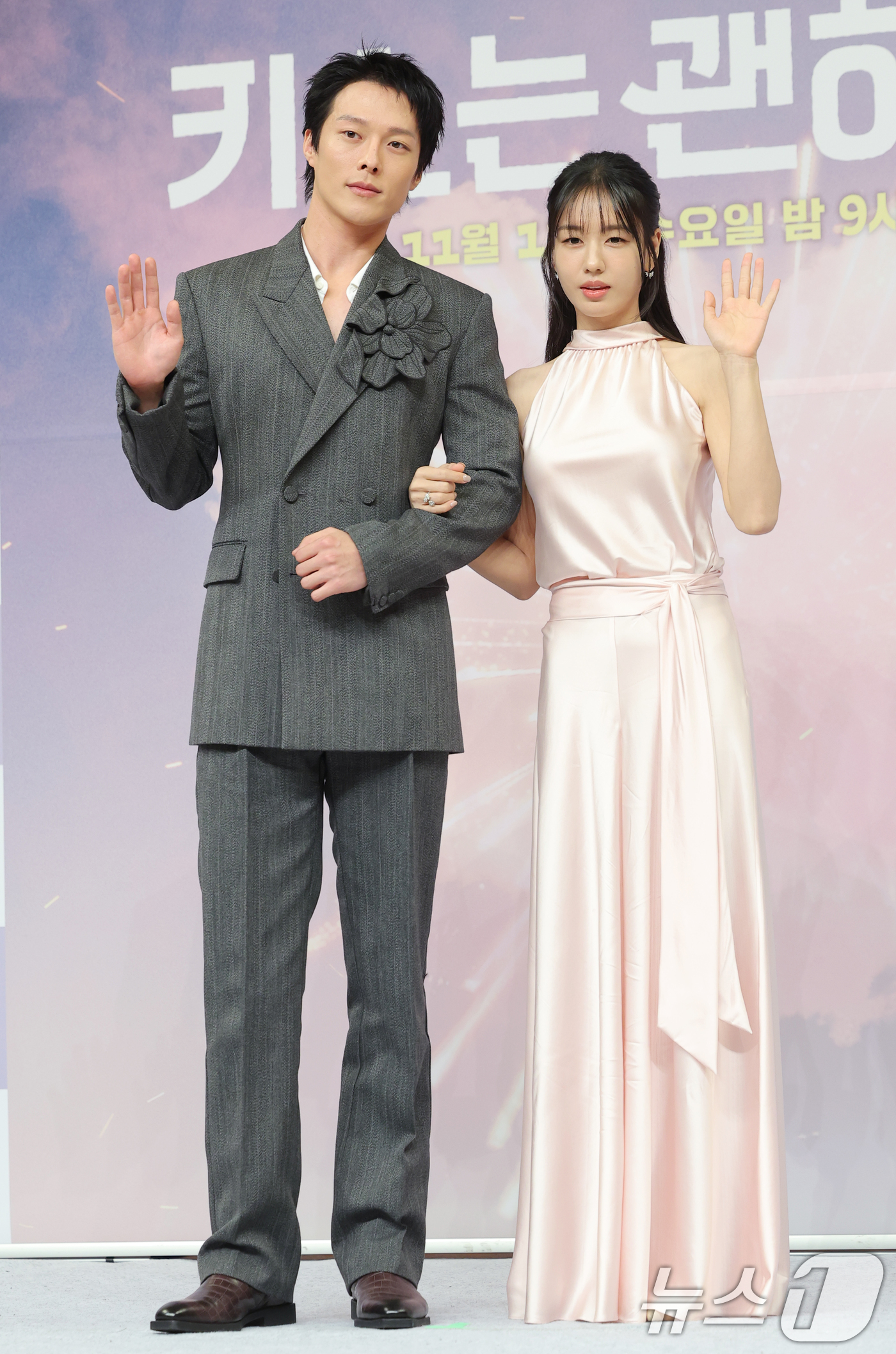 (서울=뉴스1) 권현진 기자 = 배우 장기용과 안은진(오른쪽)이 5일 서울 양천구 SBS 방송센터에서 열린 SBS 새 수목드라마 ‘키스는 괜히 해서!’(극본 하윤아, 태경민/연출 …