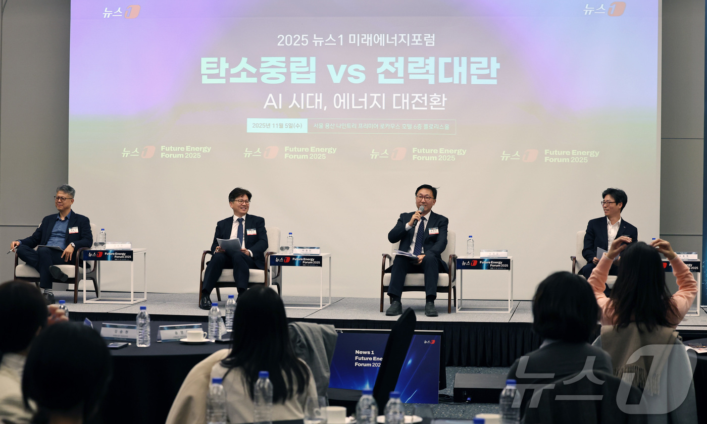 (서울=뉴스1) 구윤성 기자 = 5일 오후 서울 용산구 나인트리 프리미어 로카우스 호텔 용산에서 열린 '2025 뉴스1 미래에너지포럼'(NFEF 2025)에서 패널들이 'AI 기술 …
