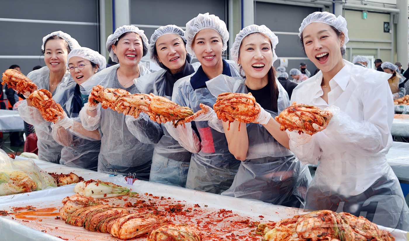(서울=뉴스1) = 5일 강원 평창군 진부면민체육공원에서 열린 제8회 평창고랭지김장축제를 찾은 방문객들이 김장김치를 들고 포즈를 취하고 있다. (평창군 제공. 재판매 및 DB금지) …