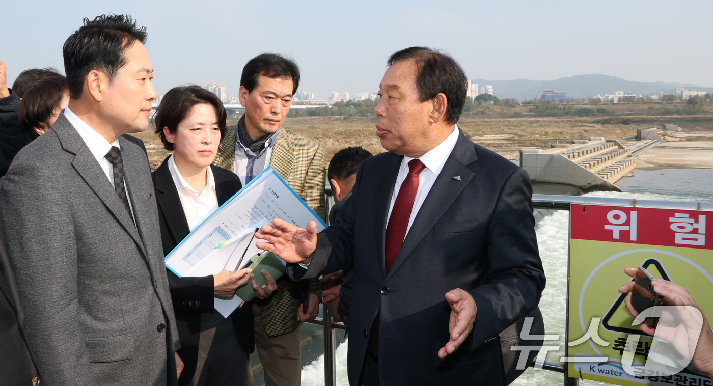 (세종=뉴스1) 김기태 기자 = 장동혁 국민의힘 대표가 5일 세종시 금강 세종보 현장을 찾아 최민호 세종시장으로부터 세종보 보존에 대한 설명을 듣고 있다.  2025.11.5/뉴스 …