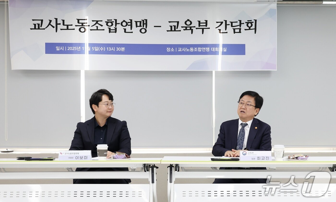 본문 이미지 - 최교진 교육부 장관&#40;사진 오른쪽&#41;이 5일 오후 여의도에 위치한 교사노동조합연맹&#40;교사노조&#41;를 방문해 이보미 교사노조 위원장과 이야기를 나누고 있다.&#40;교육부 제공&#41;