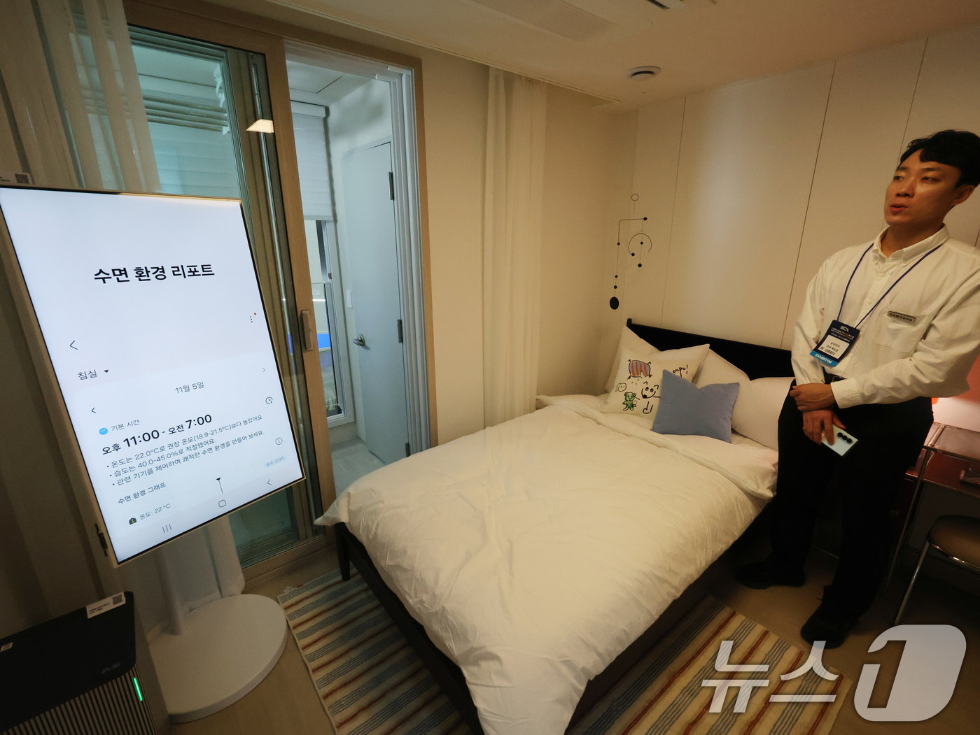 (고양=뉴스1) 황기선 기자 = 5일 경기 고양시 일산서구 킨텍스에서 열린 '2025 스마트건설·안전AI 엑스포'에서 관람객들이 한국토지주택공사(LH)와 삼성전자과 협력한 모듈러주 …