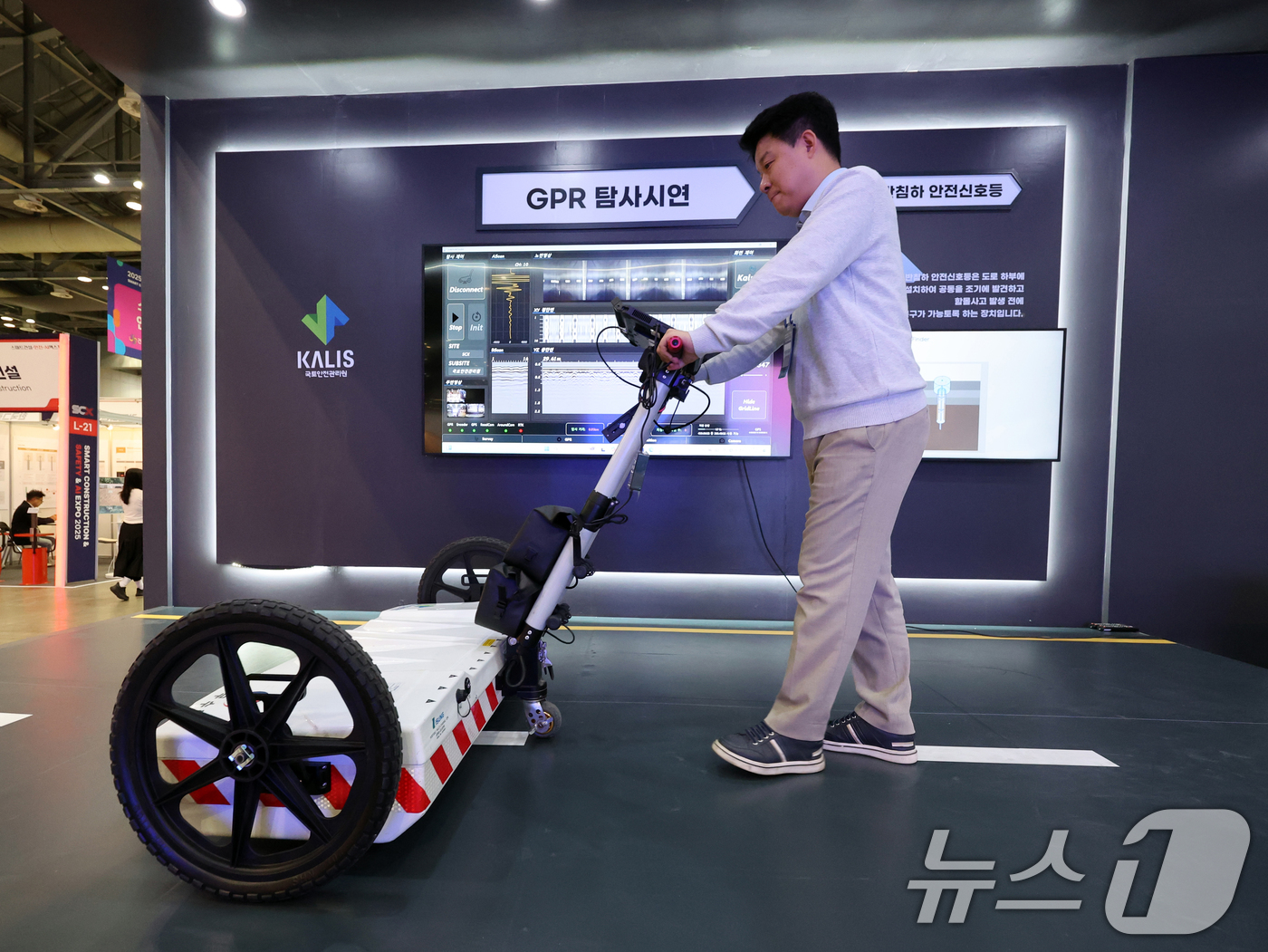 (고양=뉴스1) 황기선 기자 = 5일 경기 고양시 일산서구 킨텍스에서 열린 '2025 스마트건설·안전AI 엑스포'에서 관계자가 GPR 탐사 시연을 하고 있다.  2025.11.5/ …