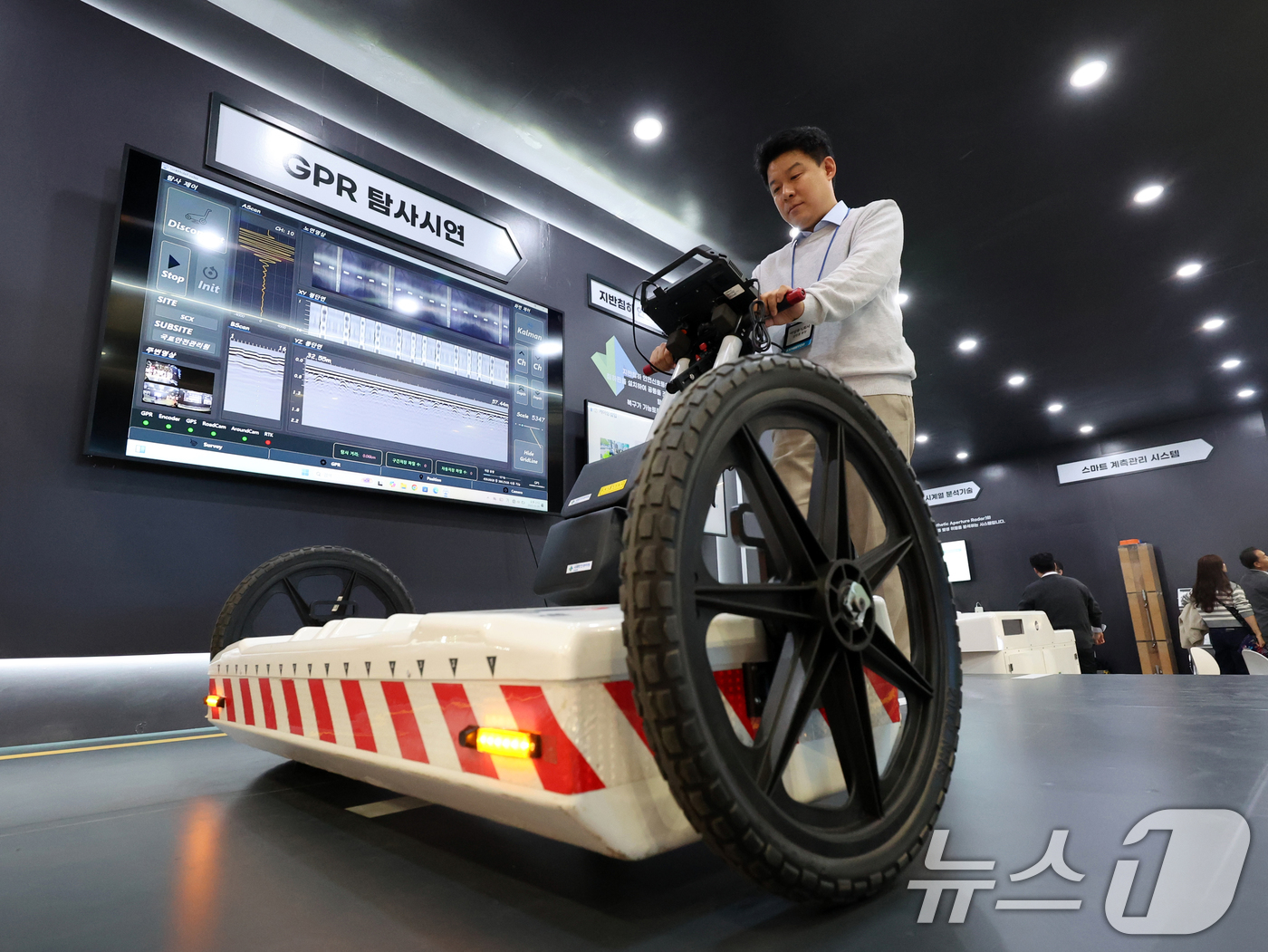 (고양=뉴스1) 황기선 기자 = 5일 경기 고양시 일산서구 킨텍스에서 열린 '2025 스마트건설·안전AI 엑스포'에서 관계자가 GPR 탐사 시연을 하고 있다.  2025.11.5/ …