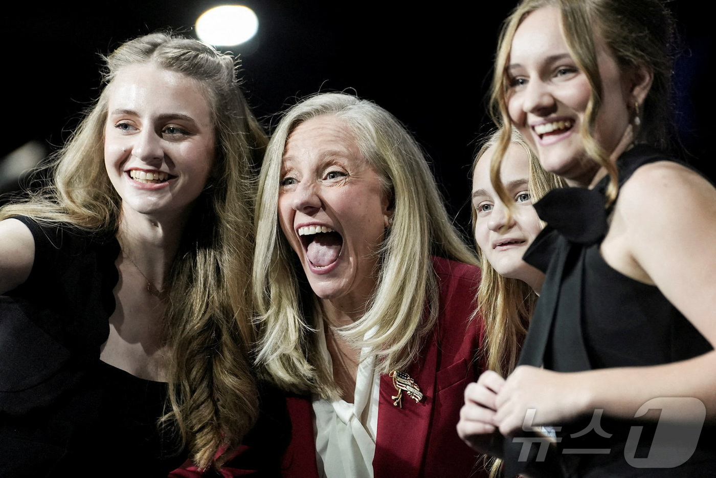 (리치몬드 로이터=뉴스1) 김경민 기자 = 4일(현지시간) 버지니아 주지사 선거에서 애비게일 스팬버거 전 민주당 하원의원이 공화당 소속 윈섬 얼 시어스 부지사를 이긴 후 가족과 함 …