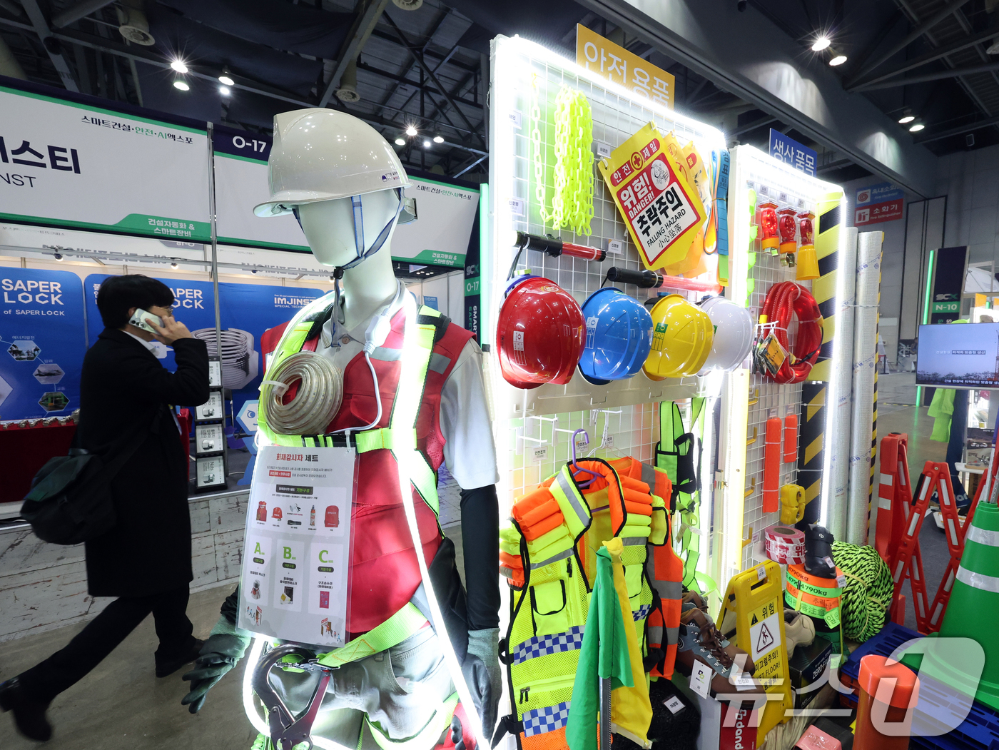 (고양=뉴스1) 황기선 기자 = 5일 경기 고양시 일산서구 킨텍스에서 열린 '2025 스마트건설·안전AI 엑스포'에 안전장비가 진열돼 있다.  2025.11.5/뉴스1